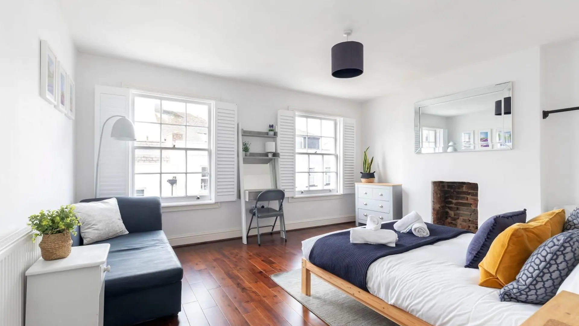 Lovely 2-Bed Town Centre Duplex Apartment Cheltenham